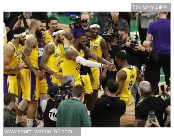 湖人官方发布东詹里三人海报引发全明星投票热潮前十名单揭晓 湖人官方发布东詹里三人海报引发全明星投票热潮前十名单揭晓